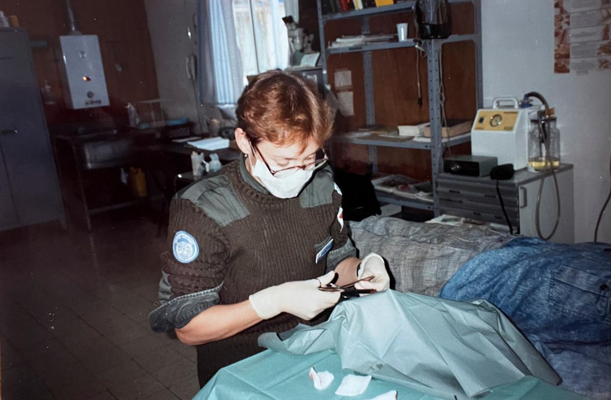 Marja-Leena Pihlajamaa ompeli paikallisen loukkaantuneen miehen haavaa Libanonissa vuonna 1993. 
